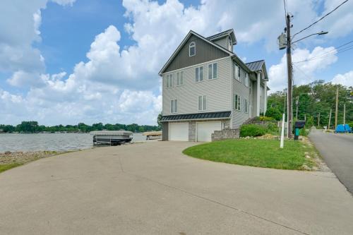 Hot Tub and Dock Waterfront Lake Hamilton Home