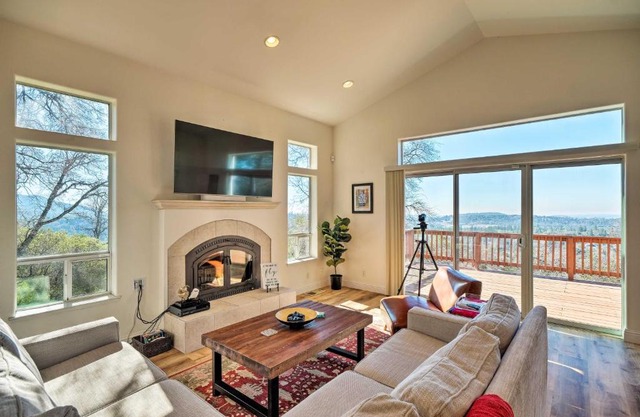 Hot Tub and Mtn Views Peaceful Columbia Retreat!