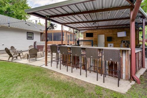 Hot Tub and Outdoor Kitchen Stylish Home in Bryan