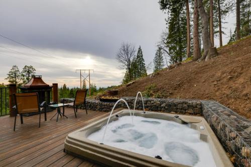 Hot Tub and Scenic Views Luxury Twain Harte Cabin!