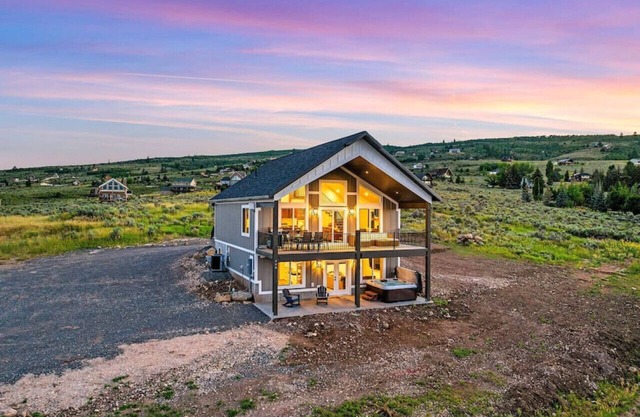Hot Tub! Arcade Games! Views! Ideal Beach! Hillside Retreat!