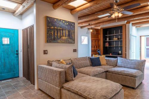 Hot Tub, Artsy Family Adobe, 4mins Plaza! Private Deck & Yard