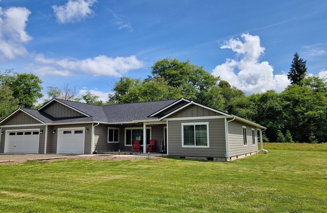 Hot tub, bar, game room, creek in Forks...relax in style!