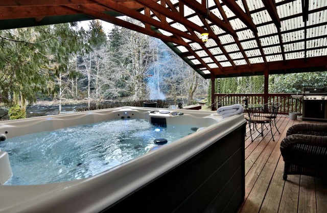 Aus der Mitte entspringt ein Fluss # 1 - Waterfront Luxus-Whirlpool, Kamin und Feuerstelle