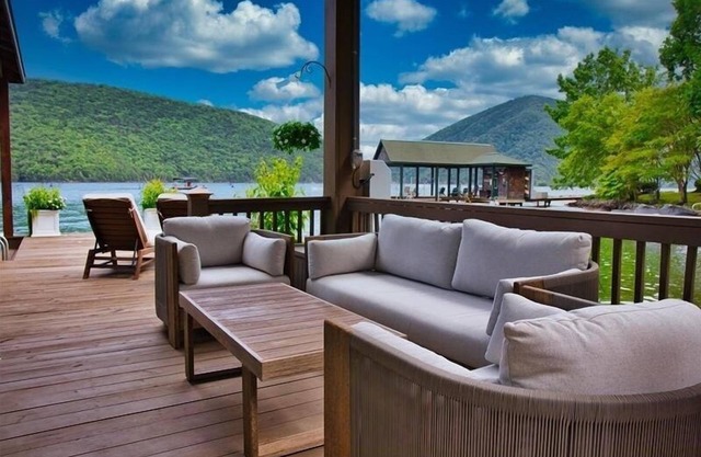 Hot Tub! Beautiful Mountain Views! Wifi! Come Visit "Off the Bow"!