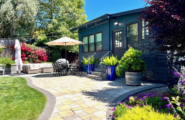 Hot Tub, Bright, Modern, steps to downtown
