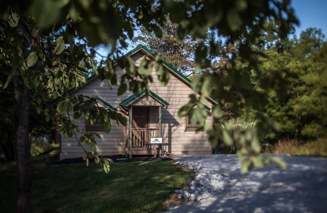 Hot Tub Cabin- In the Heart of Shawnee Wine Trail