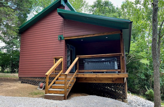 Hot Tub Cabin- In the Heart of Shawnee Wine Trail