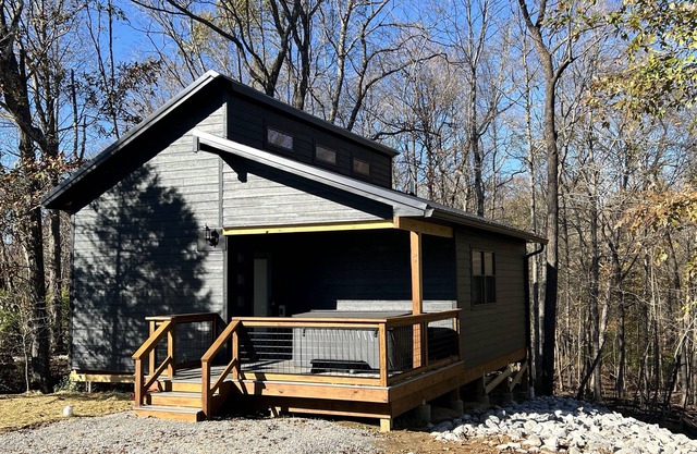 Hot Tub Cabin- In the Heart of Shawnee Wine Trail