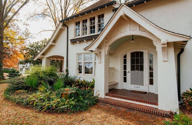 Hot Tub - Chefs Kitchen-Fenced Yard- Historic Home