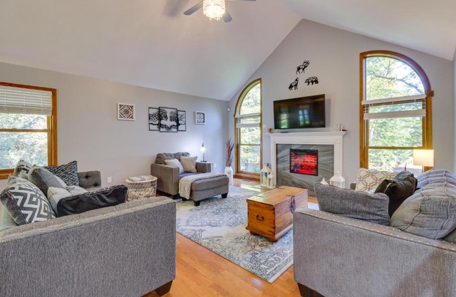 Hot Tub, Deck and Game Room Spacious Poconos Escape