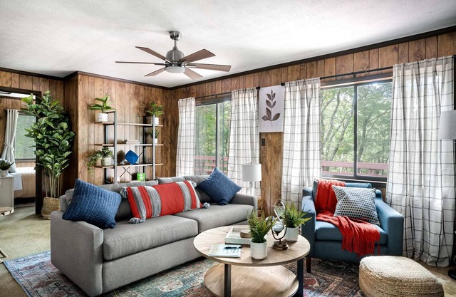 Hot Tub, Deck, Screened Porch, Fire Pit, & WiFi