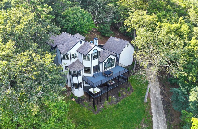 Hot Tub, Decks & 2 Kitchens: Mtn-View Jasper Gem!