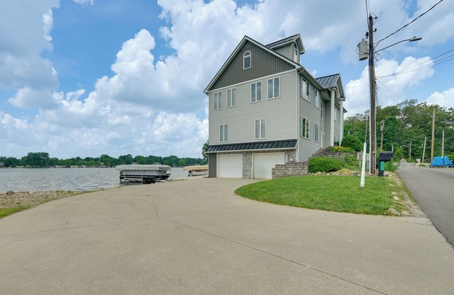 Hot Tub & Dock: Waterfront Lake Hamilton Home