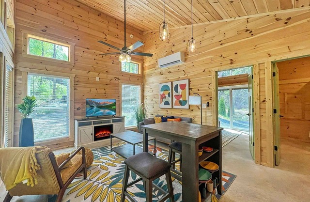 Hot Tub Dog-Friendly Free Dollywood Ticket Perfect for 2 (Hiker's Nest)