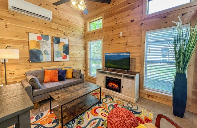 Hot Tub Dog-Friendly Free Dollywood ticket Perfect for 2 (Dragonfly)