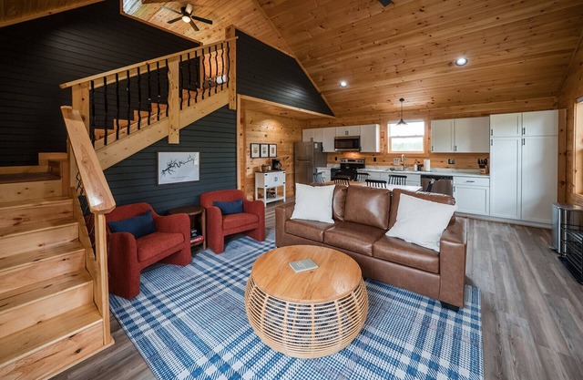 HOT TUB~Dog Friendly Cabin~Fishing~River boat ramp~20 Min to Lake Cumberland