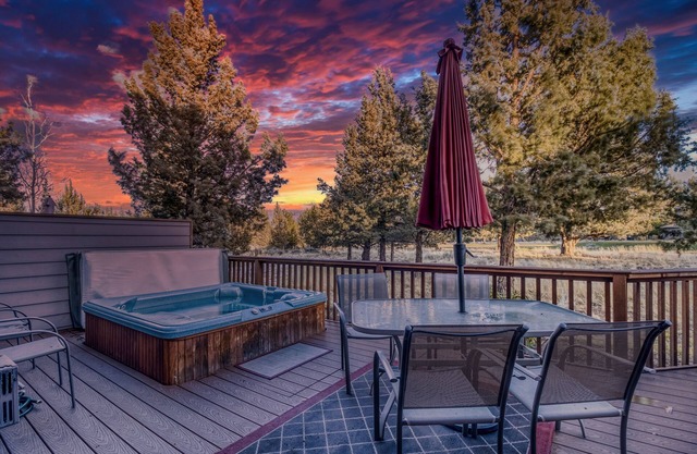 HOT TUB, Eagle Crest Condo on Golf Course, DOGS OK