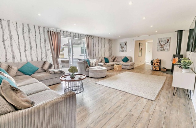 Hot Tub, family and pet friendly home with games room