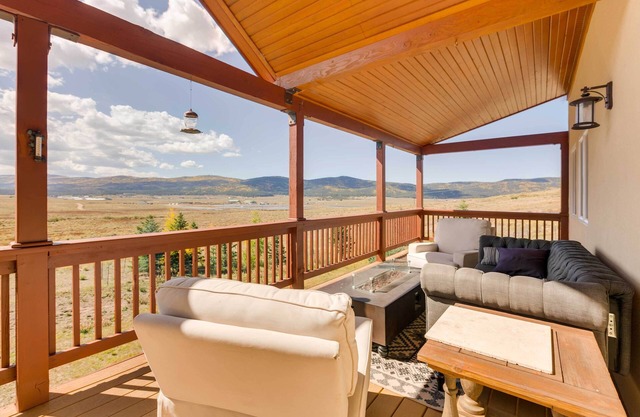 Hot Tub & Fire Pit: Idyllic Getaway in Angel Fire!