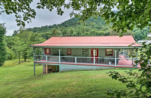 Hot Tub & Fire Pit: Pet-Friendly Clayton Escape!