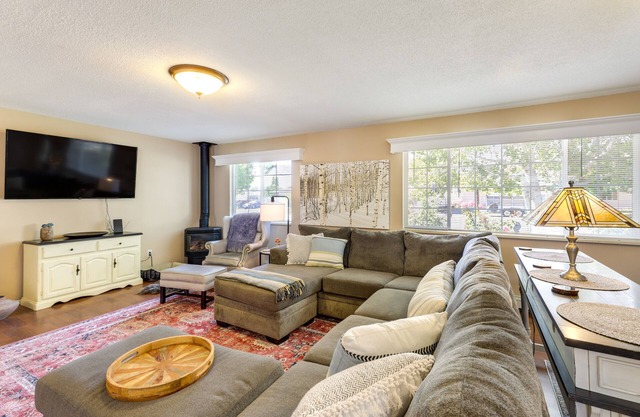 Hot Tub & Fire Pit: Serene Clifton Retreat!