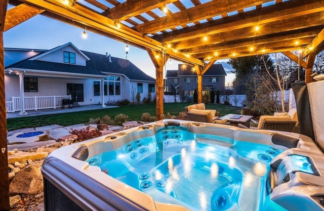 Modern 2 Bdr Guest Suite*Hot Tub/Fire Pit*|Slps 6