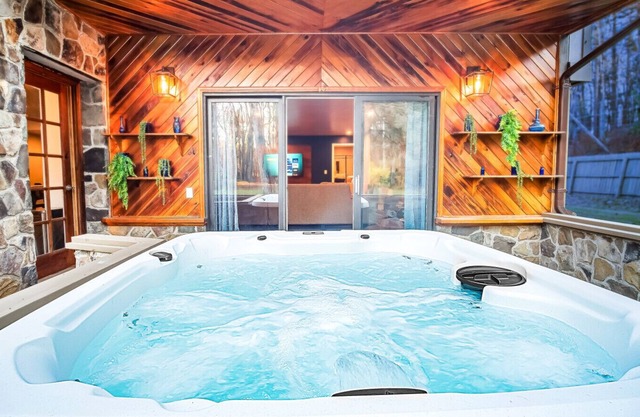 Hot Tub, Firepit, 2-King Bed Suites, Game Room, Coffee Bar, BBQ, WIFI 200 +mbps