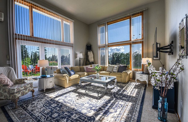 Hot Tub, Firepit, Grill, Patio Dining + 3 King Beds