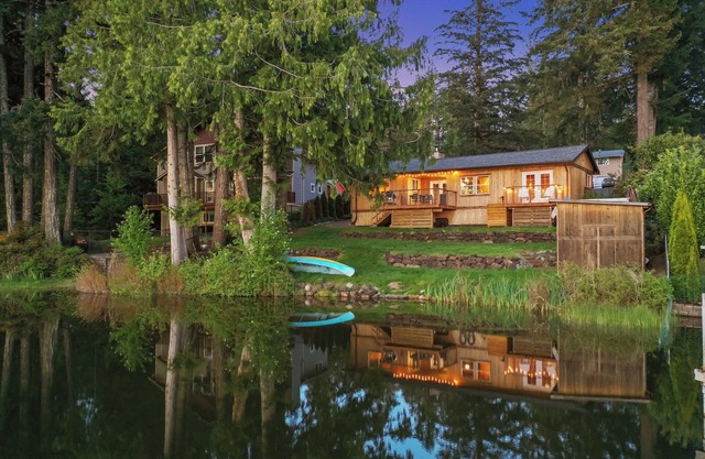 Hot tub, firepit, kayak - all seasons lakefront comfort and fun near Hood Canal