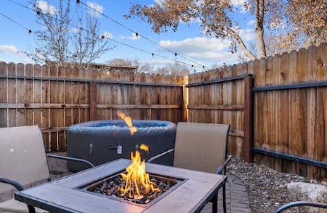 Hot Tub FirePit Patio Walk To MidTown Downtown
