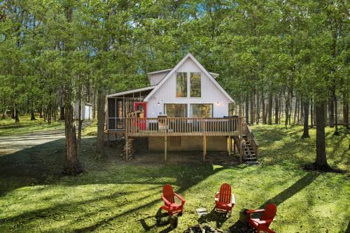 Hot Tub, FirePit, Large Yard, Screened Porch, WiFi