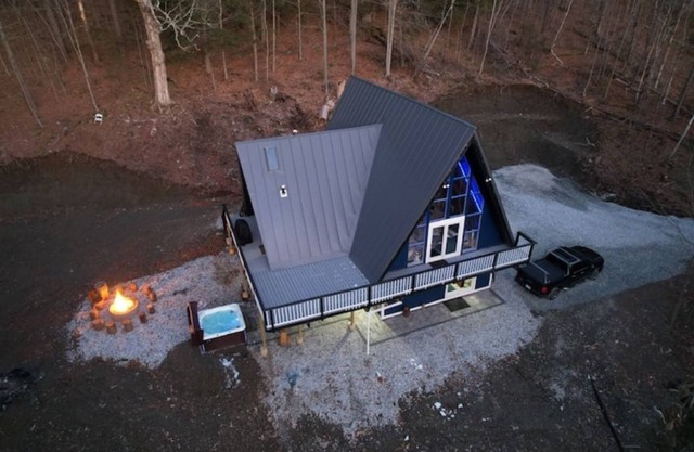 Hot tub, fireplace, Game Room, 20 min drive to Killington