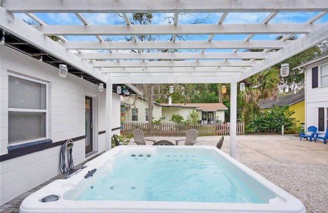 Hot Tub! Free Parking, Retro Cottage, Games