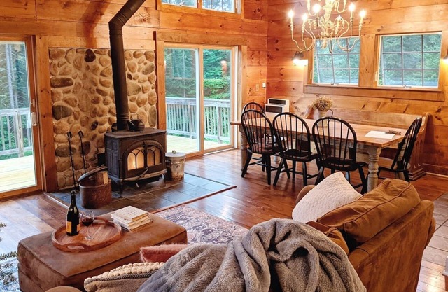 Hot Tub & Game Room - Ski Mt. Snow/Stratton