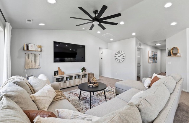 Hot Tub, Game Room, 3 TVs, Near C of I and Downtown - Indian Creek