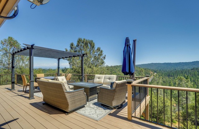 Hot Tub + Game Room: Family Retreat in Groveland!