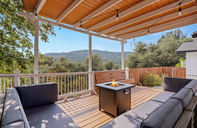 Hot Tub - Game Room - Fire Pit - 20 min 2 Yosemite EV Charger Level 2