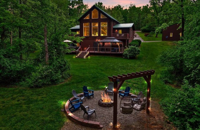 Hot Tub Game Room Golf Simulator Cozy Cabin in Hocking Hills