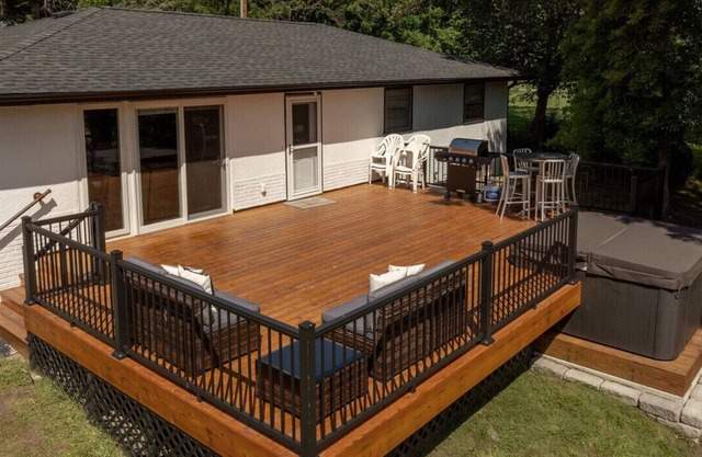 Hot Tub, Game Room, Kayaks, Pool Table, Disk Golf, Great Fishing!