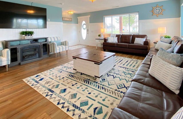 Hot Tub, Game Room, Only 2 Blocks from the Lake!