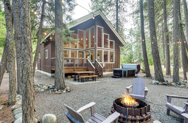 Hot Tub & Game Room: Ronald Retreat 2 Mi to Lake!