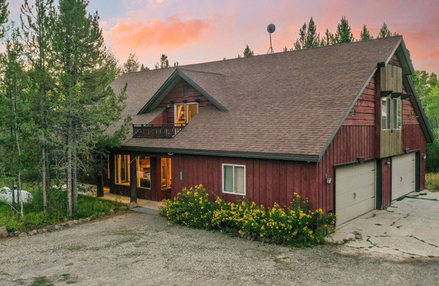 Hot Tub - Game Room - Sleeps 20 - 35mi to Yellowstone