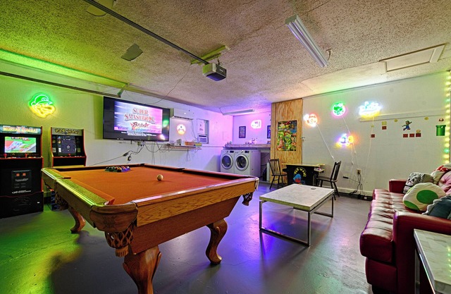 Hot Tub, Gameroom,17 min to Dickies Arena, FirePit!!!!!