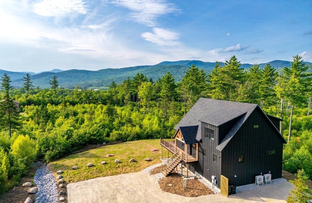 Hot Tub, GameRoom, Fire Pit, close-by Sunday River, Mountain views, Dog friendly