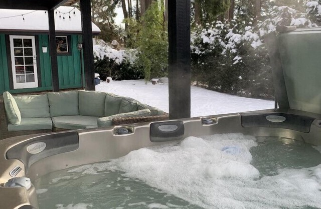 Hot Tub, Games Room, Fire Pit and more, Shawnigan