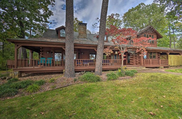 Hot Tub, Grill Hilltop Log Cabin in Hot Springs!