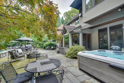 Hot Tub, Gym, Game Room! Luxe Estate in Longmeadow