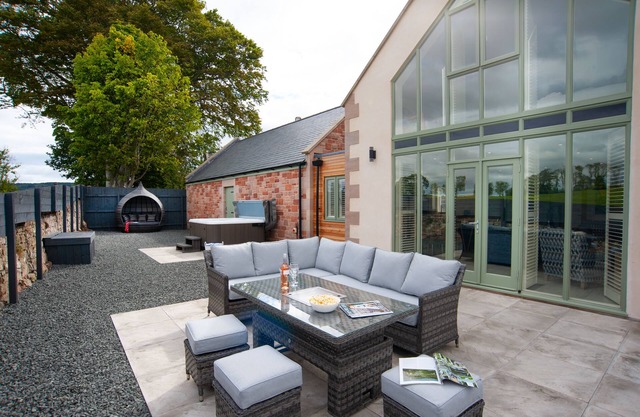 Hot Tub Haven, sleeps 8 in rural scenic Northumberland
