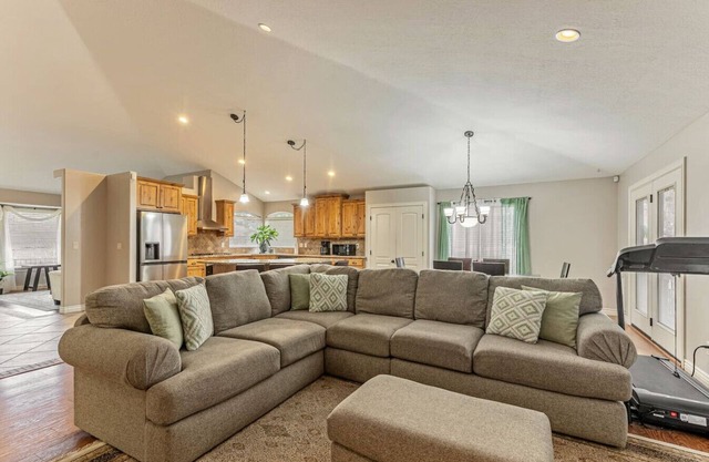 Hot Tub Hideaway | 4 bd 3 ba | BBQ | Massage